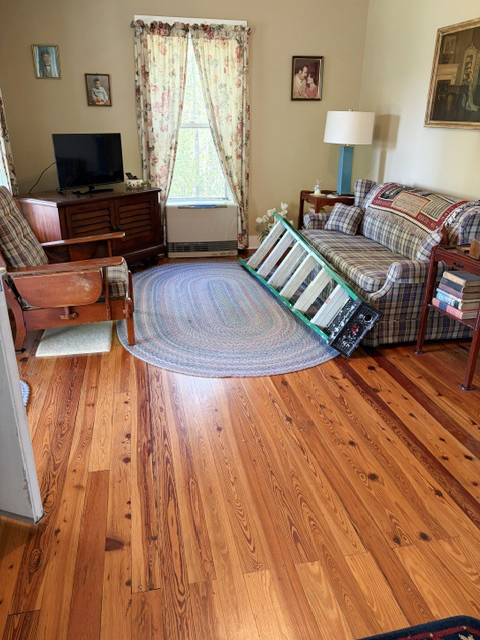 This vacation property also includes a full kitchen and easy to clean eating area.